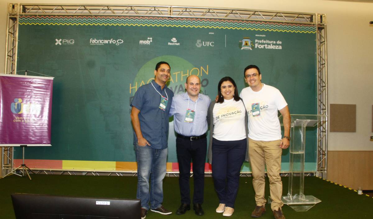 prefeto em pé posando para a foto com mulher e dois rapazes